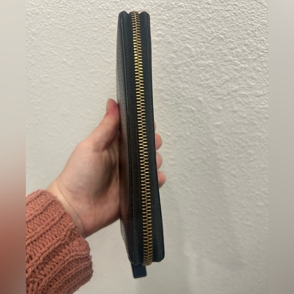 Gucci Black Zippy Wallet with Gold Bee and Star Design - Picture 6 of 10